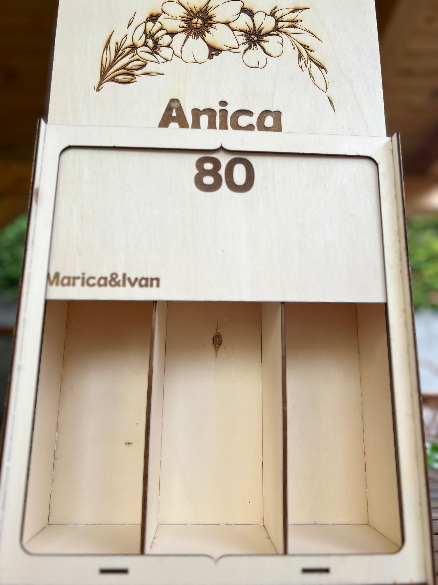 Lesena škatla za vino in dva kozarca