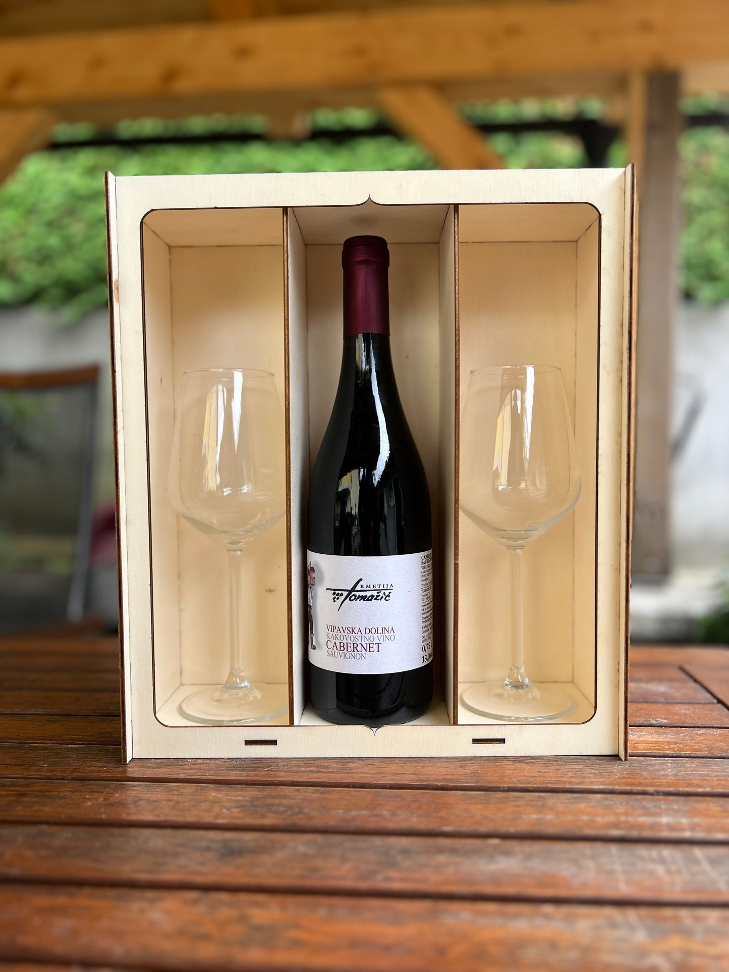 Lesena škatla za vino in dva kozarca