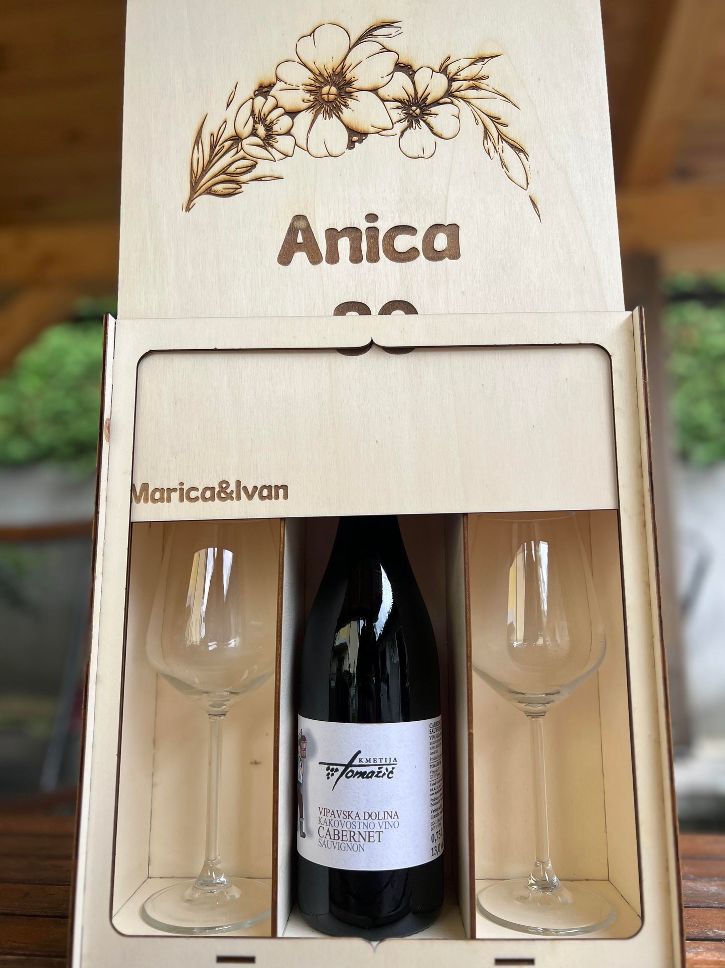 Lesena škatla za vino in dva kozarca